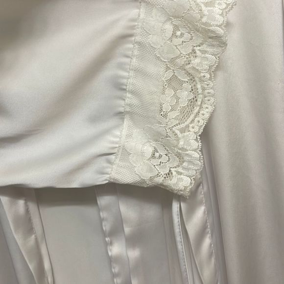 White Robe - Picture 3 of 3